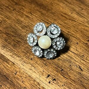 Elegant Silver and White Floral Ring